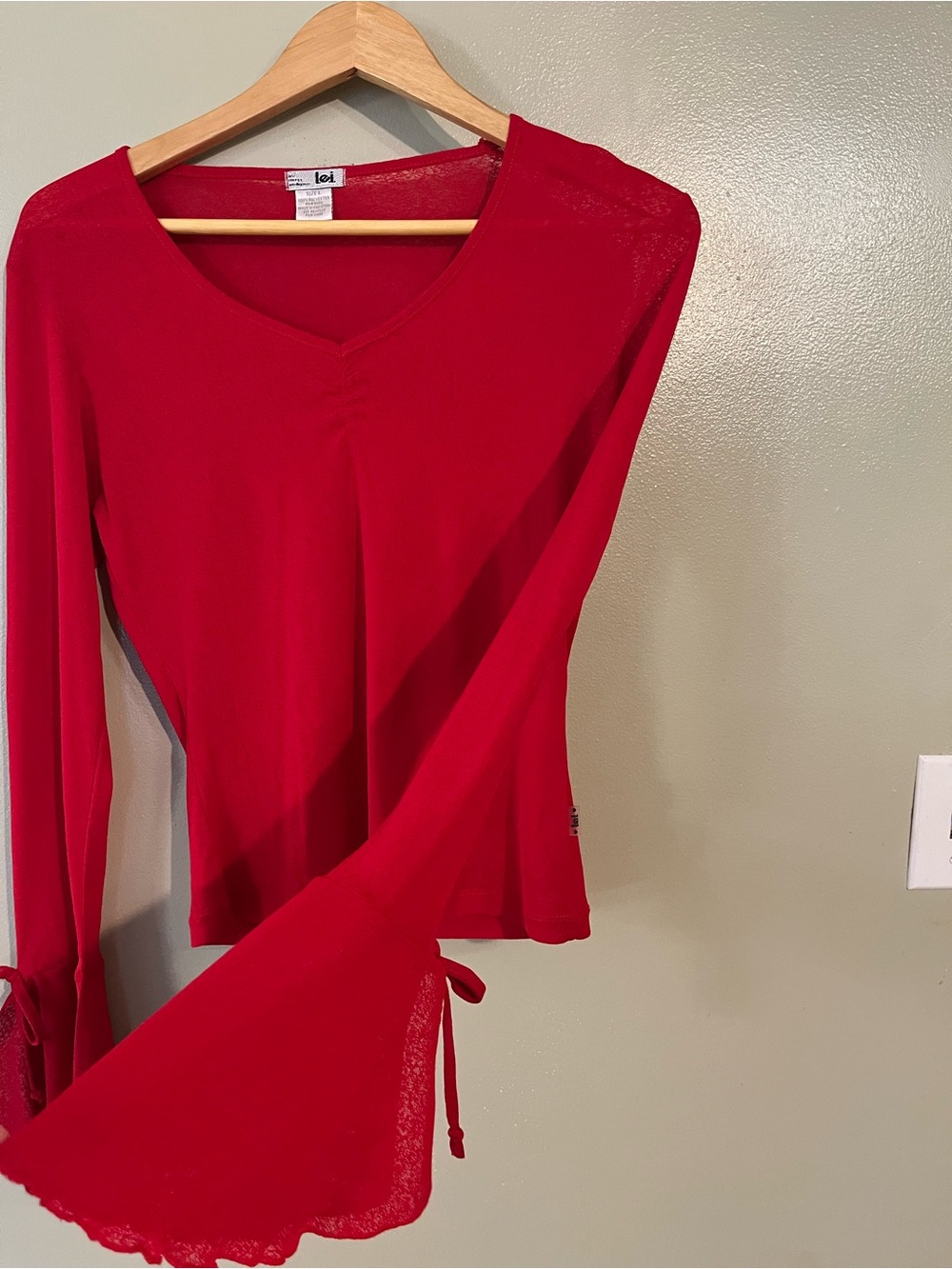 Lei Y2K VTG Red Long-Sleeve V-Neck Top with Bell Cuff L